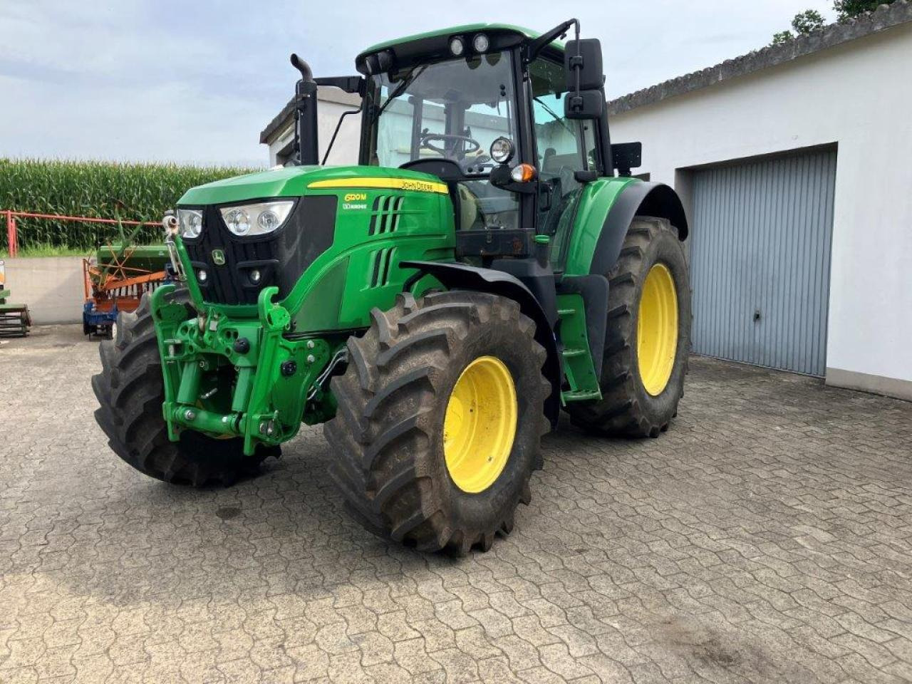 John Deere 6120M - Traktor: slika 1 John Deere 6120M - Traktor: slika 1