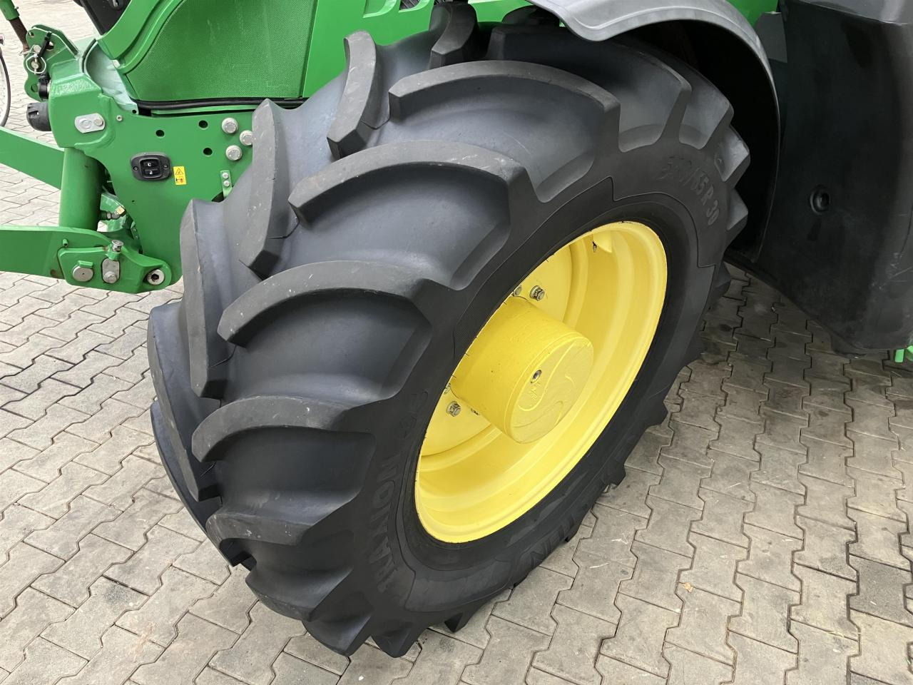 John Deere 6145R - Traktor: slika 2 John Deere 6145R - Traktor: slika 2