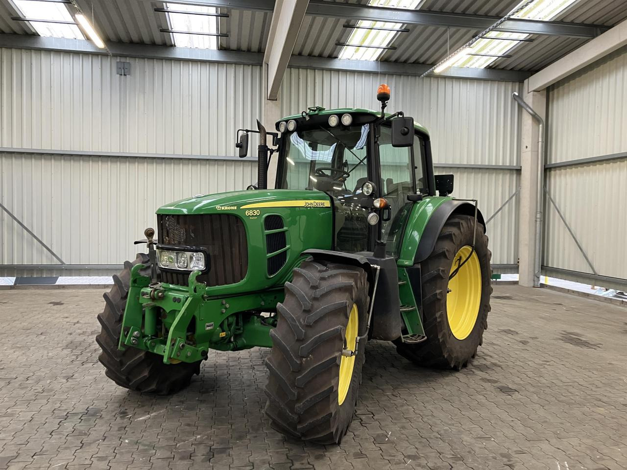 John Deere 6830 Premium - Traktor: slika 1 John Deere 6830 Premium - Traktor: slika 1