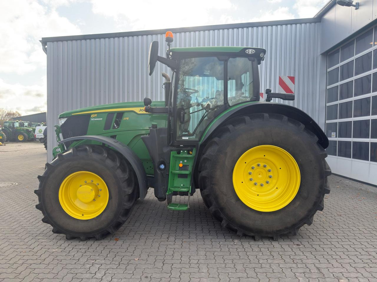 John Deere 6R 175 - Traktor: slika 1 John Deere 6R 175 - Traktor: slika 1