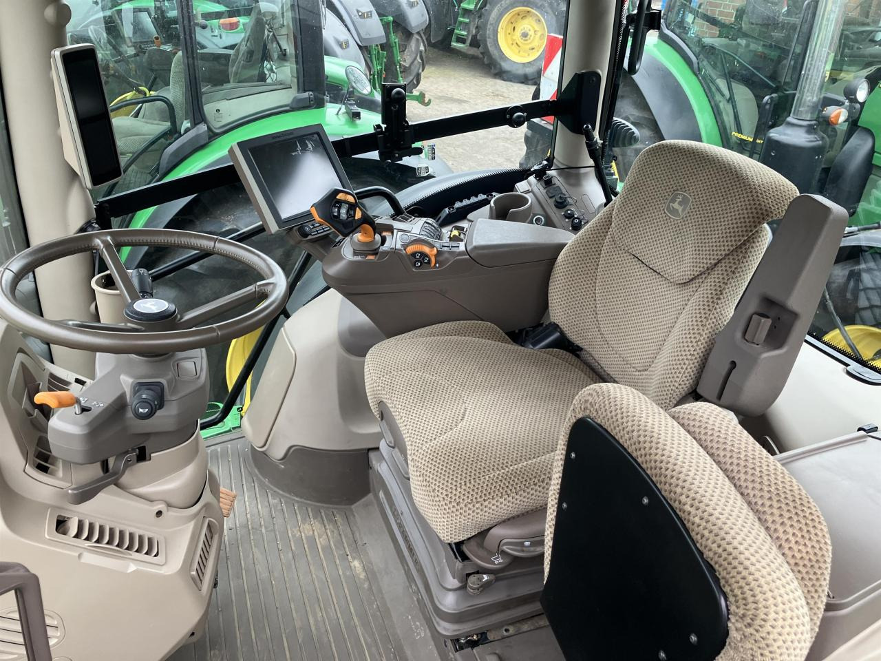 John Deere 6R 215 - Traktor: slika 5 John Deere 6R 215 - Traktor: slika 5