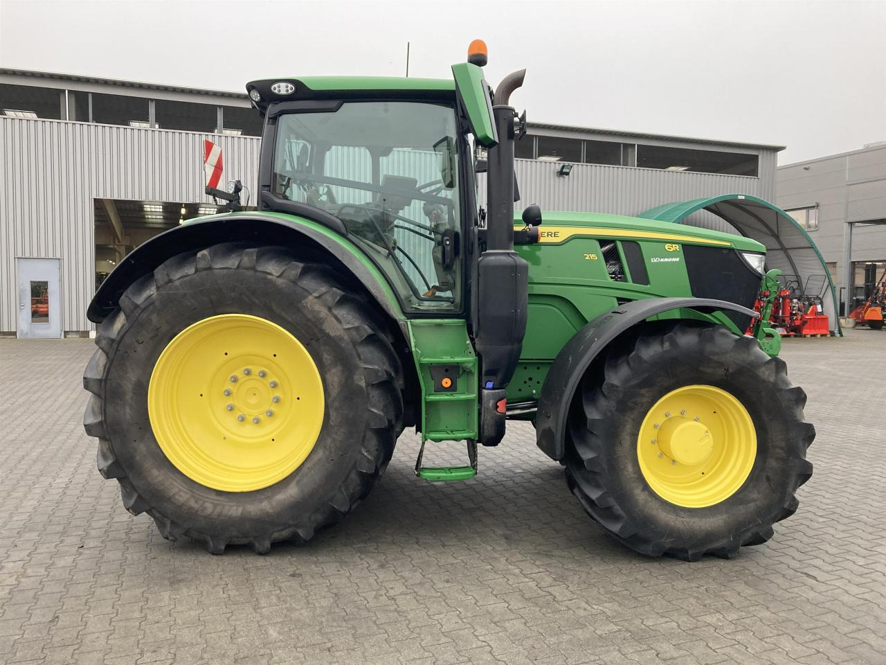 John Deere 6R 215 - Traktor: slika 4 John Deere 6R 215 - Traktor: slika 4
