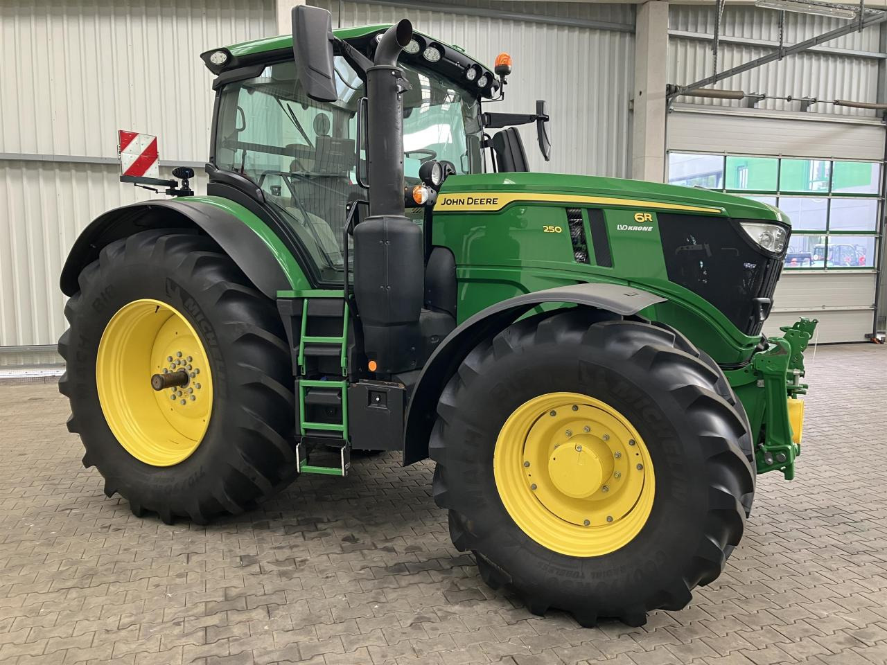John Deere 6R 250 - Traktor: slika 2 John Deere 6R 250 - Traktor: slika 2