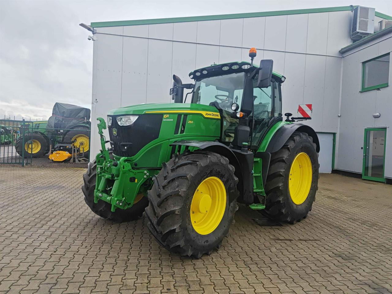 John Deere 6R 250 - Traktor: slika 1 John Deere 6R 250 - Traktor: slika 1