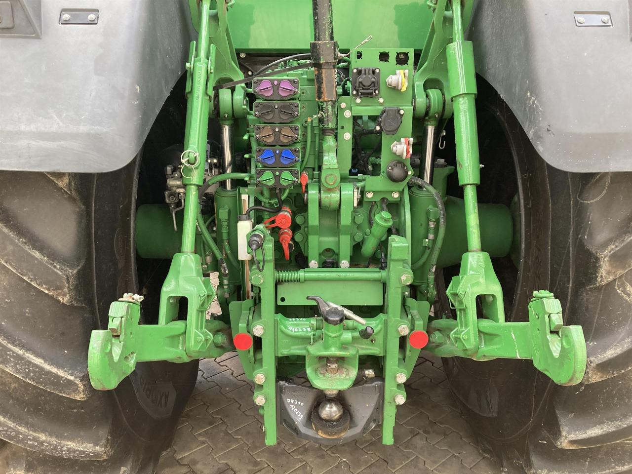 Traktor John Deere 7R 310: slika 8 Traktor John Deere 7R 310: slika 8