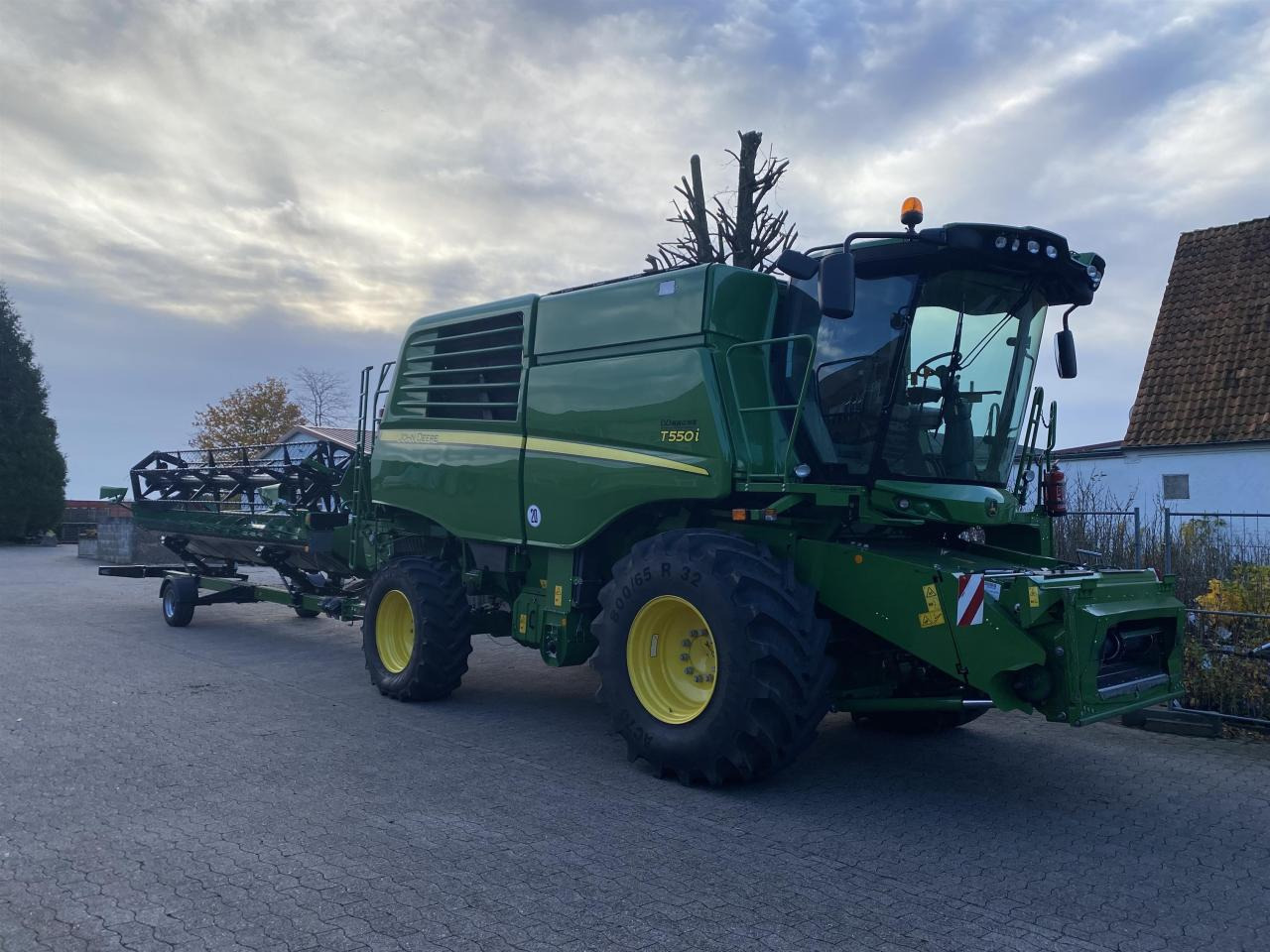 John Deere T550 - Kombinovani kombajn: slika 1 John Deere T550 - Kombinovani kombajn: slika 1