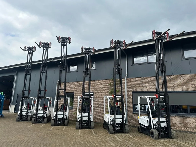 Električni viljuškar Hyster J1.8XN MWB 1.8 ton Triplex Freelift Sideshift Positioner Elektra Heftruck Accu 2023: slika 18 Električni viljuškar Hyster J1.8XN MWB 1.8 ton Triplex Freelift Sideshift Positioner Elektra Heftruck Accu 2023: slika 18