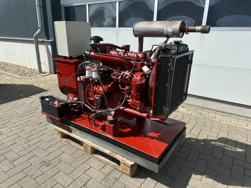 Iveco 8041 I 06.55 Leroy Somer 45 KVA noodstroom generatorset as New ! 104 hours - Set generatora: slika 1 Iveco 8041 I 06.55 Leroy Somer 45 KVA noodstroom generatorset as New ! 104 hours - Set generatora: slika 1