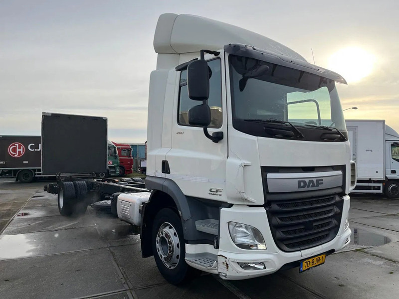 DAF CF 260 CF 260 FA CHASSIS CABINE EURO 6 - Kamion sa golom šasijom i zatvorenom kabinom: slika 1 DAF CF 260 CF 260 FA CHASSIS CABINE EURO 6 - Kamion sa golom šasijom i zatvorenom kabinom: slika 1