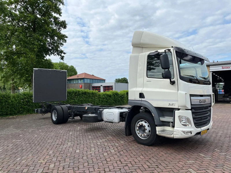 DAF CF 260 CF 260 FA CHASSIS CABINE EURO 6 - Kamion sa golom šasijom i zatvorenom kabinom: slika 1 DAF CF 260 CF 260 FA CHASSIS CABINE EURO 6 - Kamion sa golom šasijom i zatvorenom kabinom: slika 1