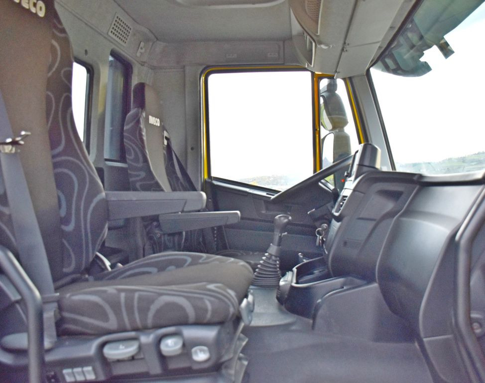 Interior photo 1:  Lizing Iveco TRAKKER 360 * Kipper 4,90m* KRAN/FUNK*6x4 Iveco TRAKKER 360 * Kipper 4,90m* KRAN/FUNK*6x4 Iveco TRAKKER 360 * Kipper 4,90m* KRAN/FUNK*6x4 Iveco TRAKKER 360 * Kipper 4,90m* KRAN/FUNK*6x4
