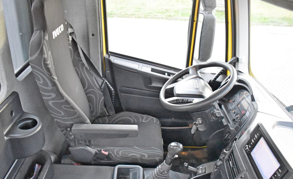 Interior photo 2:  Lizing Iveco TRAKKER 360 * Kipper 4,90m* KRAN/FUNK*6x4 Iveco TRAKKER 360 * Kipper 4,90m* KRAN/FUNK*6x4 Iveco TRAKKER 360 * Kipper 4,90m* KRAN/FUNK*6x4 Iveco TRAKKER 360 * Kipper 4,90m* KRAN/FUNK*6x4