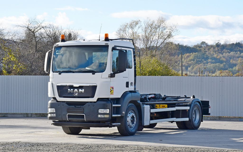 MAN TGS 18.320 Abrollkipper * Top Zustand! MAN TGS 18.320 Abrollkipper * Top Zustand! - Kamion sa hidrauličnom kukom: slika 1 MAN TGS 18.320 Abrollkipper * Top Zustand! MAN TGS 18.320 Abrollkipper * Top Zustand! - Kamion sa hidrauličnom kukom: slika 1