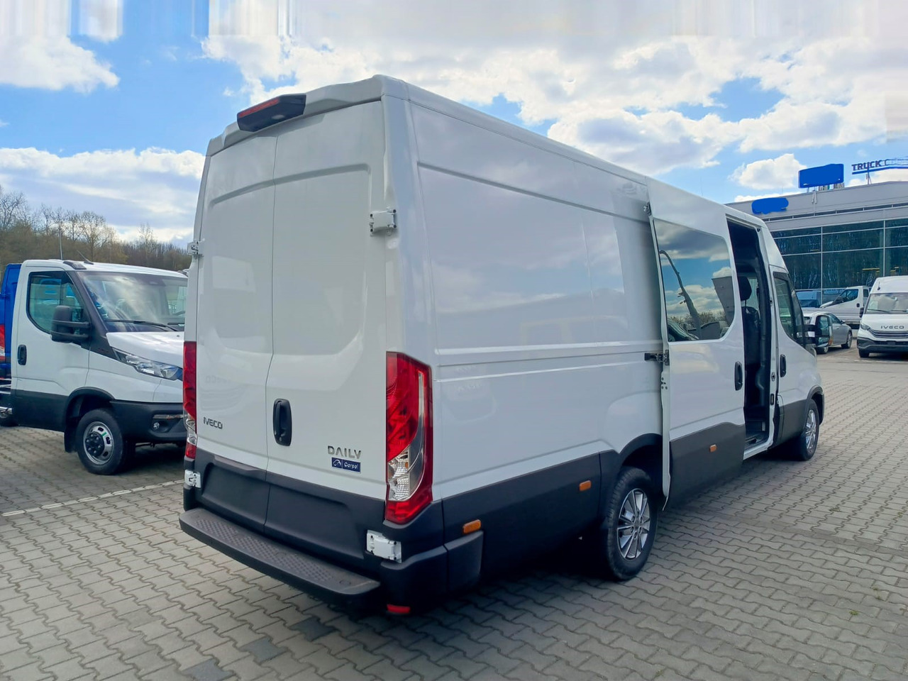 IVECO Daily 35 180 7-Sitzer - Putnički kombi, Dostavno vozilo sa duplom kabinom: slika 4 IVECO Daily 35 180 7-Sitzer - Putnički kombi, Dostavno vozilo sa duplom kabinom: slika 4