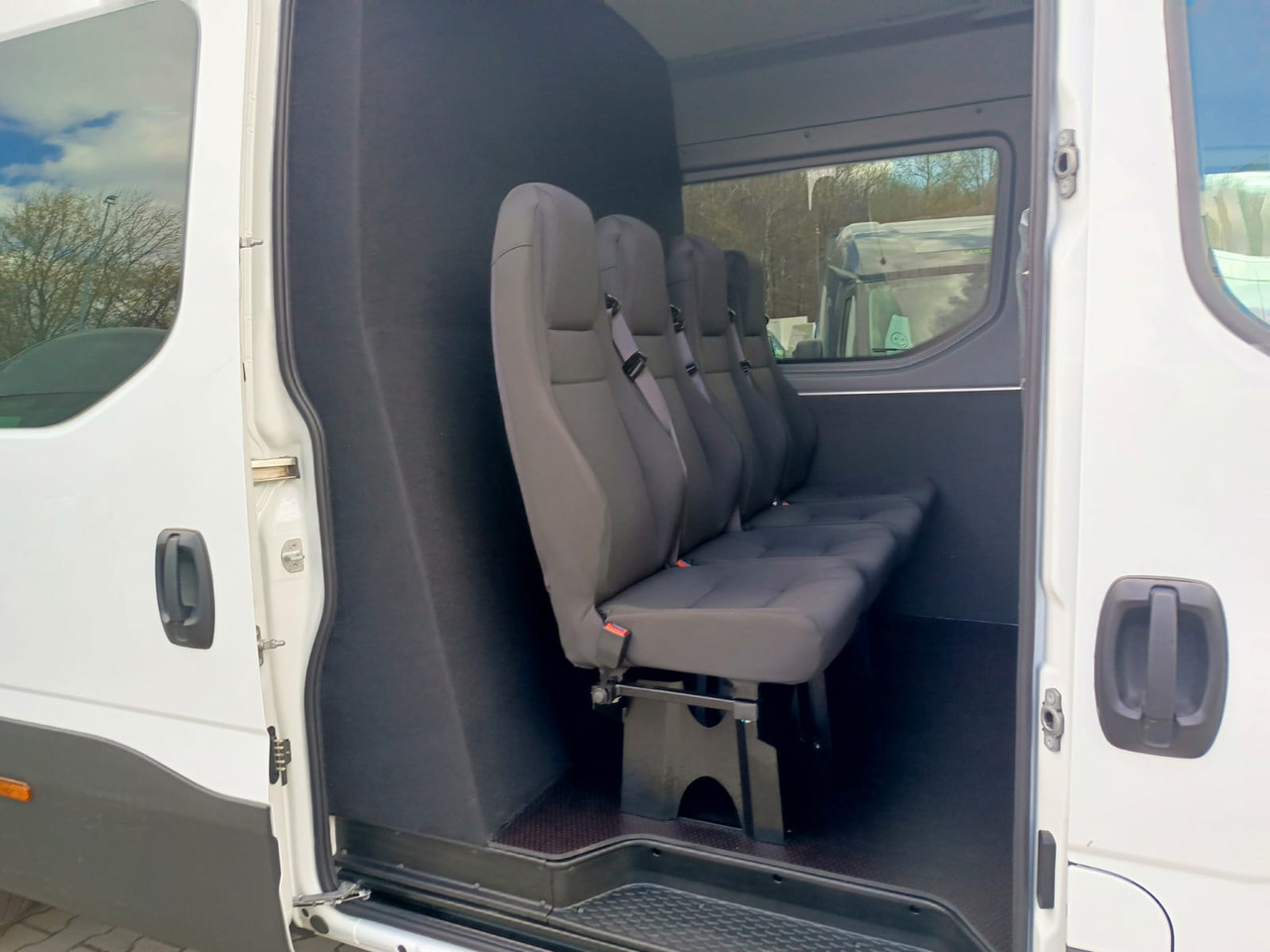 IVECO Daily 35 180 7-Sitzer - Putnički kombi, Dostavno vozilo sa duplom kabinom: slika 1 IVECO Daily 35 180 7-Sitzer - Putnički kombi, Dostavno vozilo sa duplom kabinom: slika 1