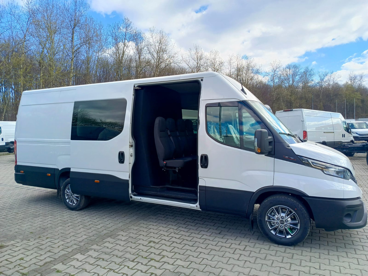 IVECO Daily 35 180 7-Sitzer - Putnički kombi, Dostavno vozilo sa duplom kabinom: slika 2 IVECO Daily 35 180 7-Sitzer - Putnički kombi, Dostavno vozilo sa duplom kabinom: slika 2