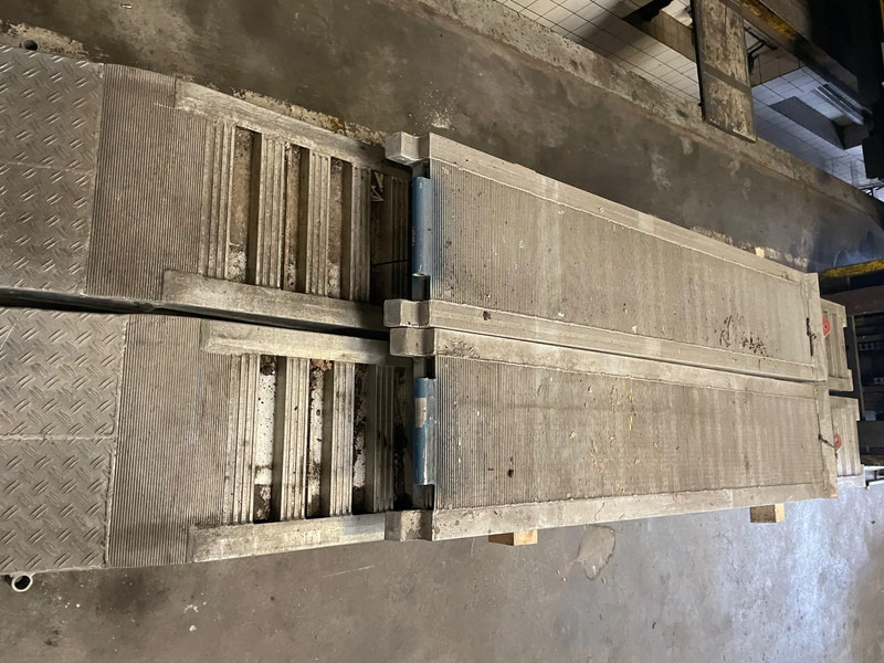 Lizing Hankook 425/65 R22,5  4 stuks LEAD Hankook 425/65 R22,5  4 stuks LEAD: slika 9