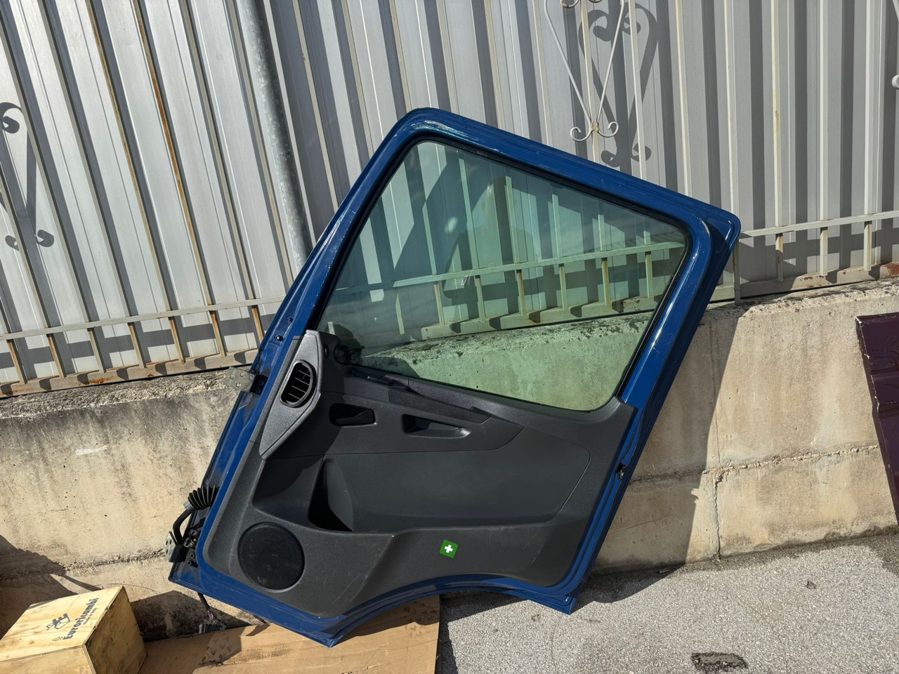 DOOR MERCEDES ATEGO 4 (LEFT AND RIGHT) - Kabina i enterijer: slika 4 DOOR MERCEDES ATEGO 4 (LEFT AND RIGHT) - Kabina i enterijer: slika 4