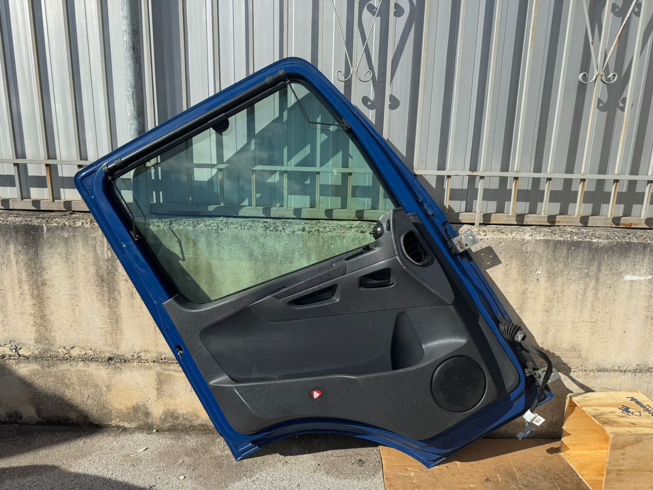 DOOR MERCEDES ATEGO 4 (LEFT AND RIGHT) - Kabina i enterijer: slika 5 DOOR MERCEDES ATEGO 4 (LEFT AND RIGHT) - Kabina i enterijer: slika 5