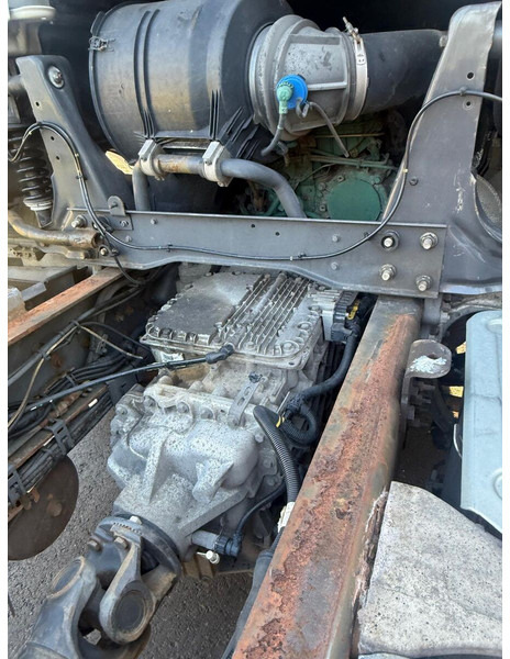 Kamion sa golom šasijom i zatvorenom kabinom Volvo FH460 Globe 2016: slika 11 Kamion sa golom šasijom i zatvorenom kabinom Volvo FH460 Globe 2016: slika 11