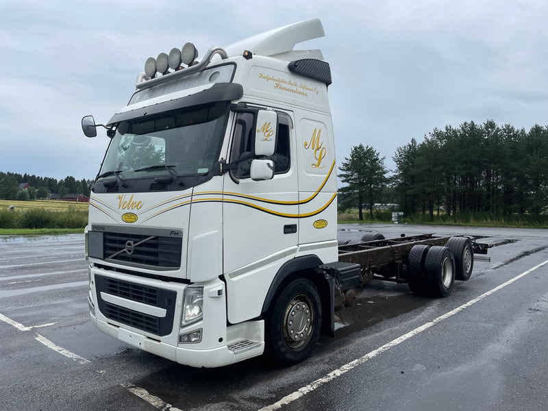 Volvo FH500 6x2 - Kamion sa golom šasijom i zatvorenom kabinom: slika 1 Volvo FH500 6x2 - Kamion sa golom šasijom i zatvorenom kabinom: slika 1