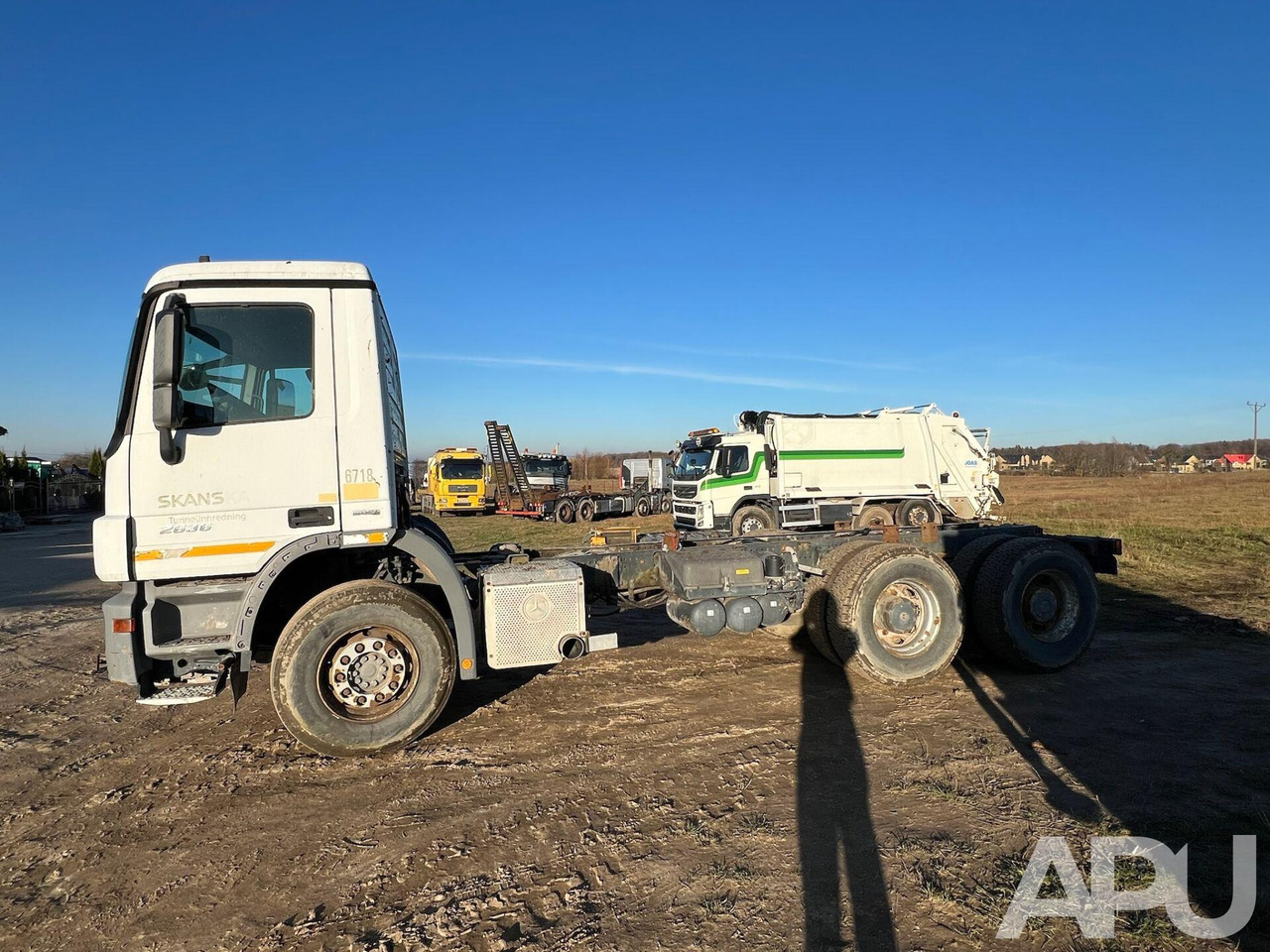 Kamion sa golom šasijom i zatvorenom kabinom MB Actros: slika 7