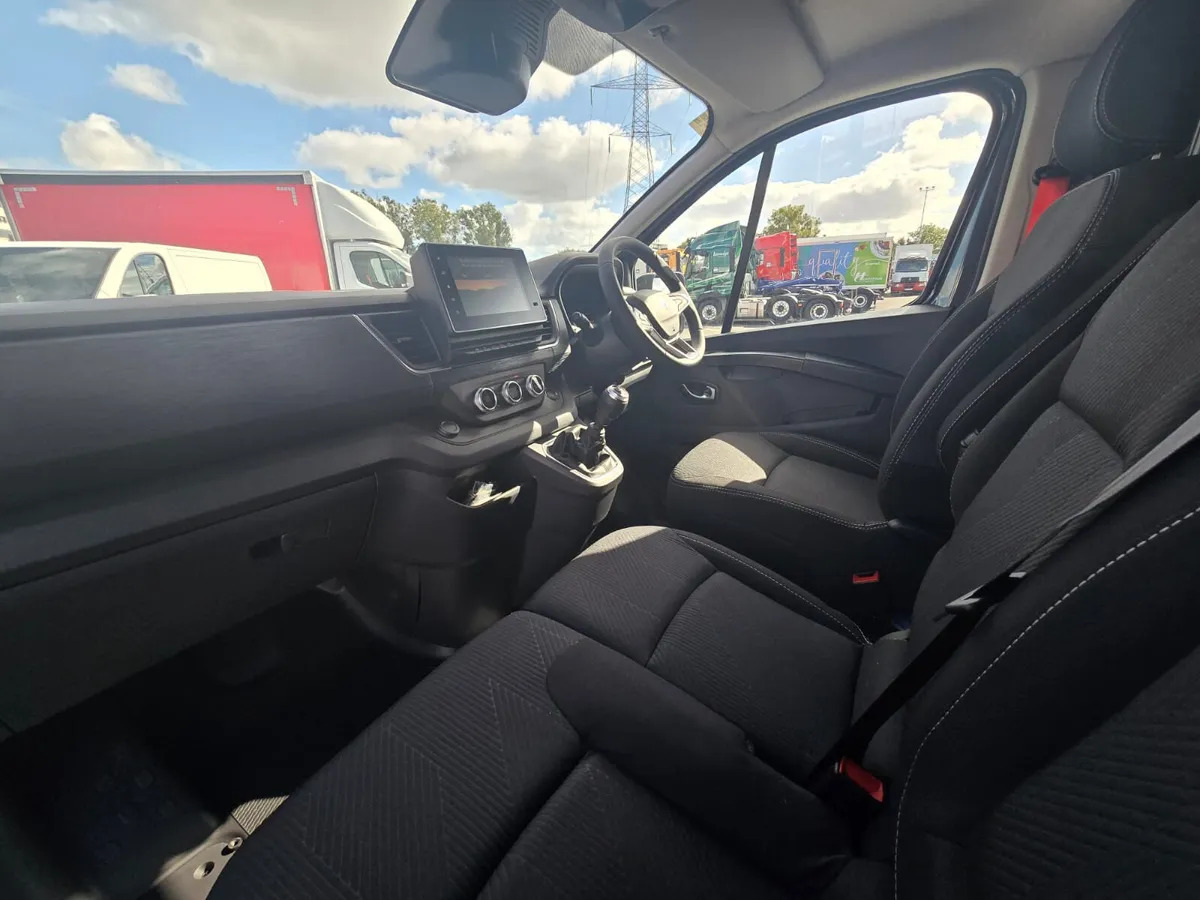 Novu Furgon NEW Renault Trafic Exclusive 170BHP/150BHP Manual Black: slika 8