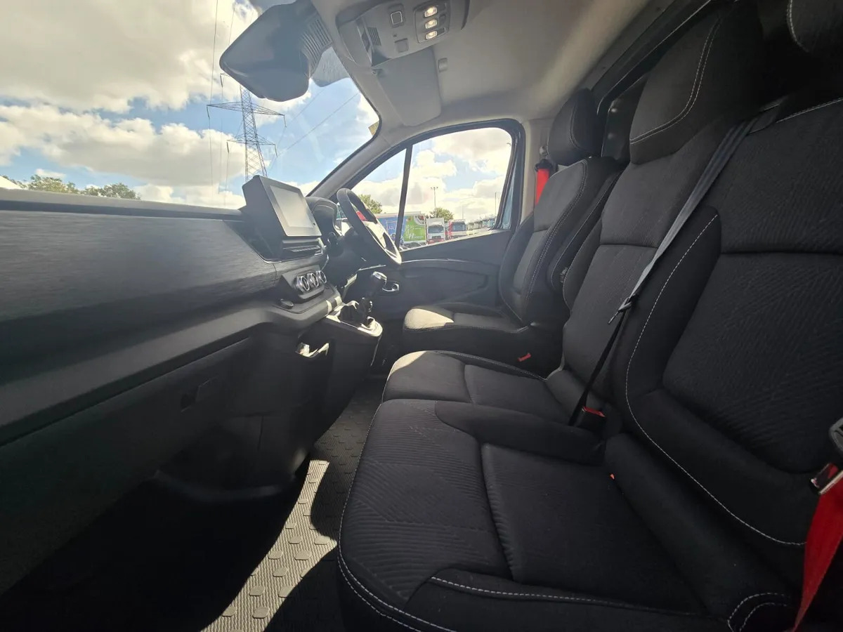 Novu Furgon NEW Renault Trafic Exclusive 170BHP/150BHP Manual Black: slika 11