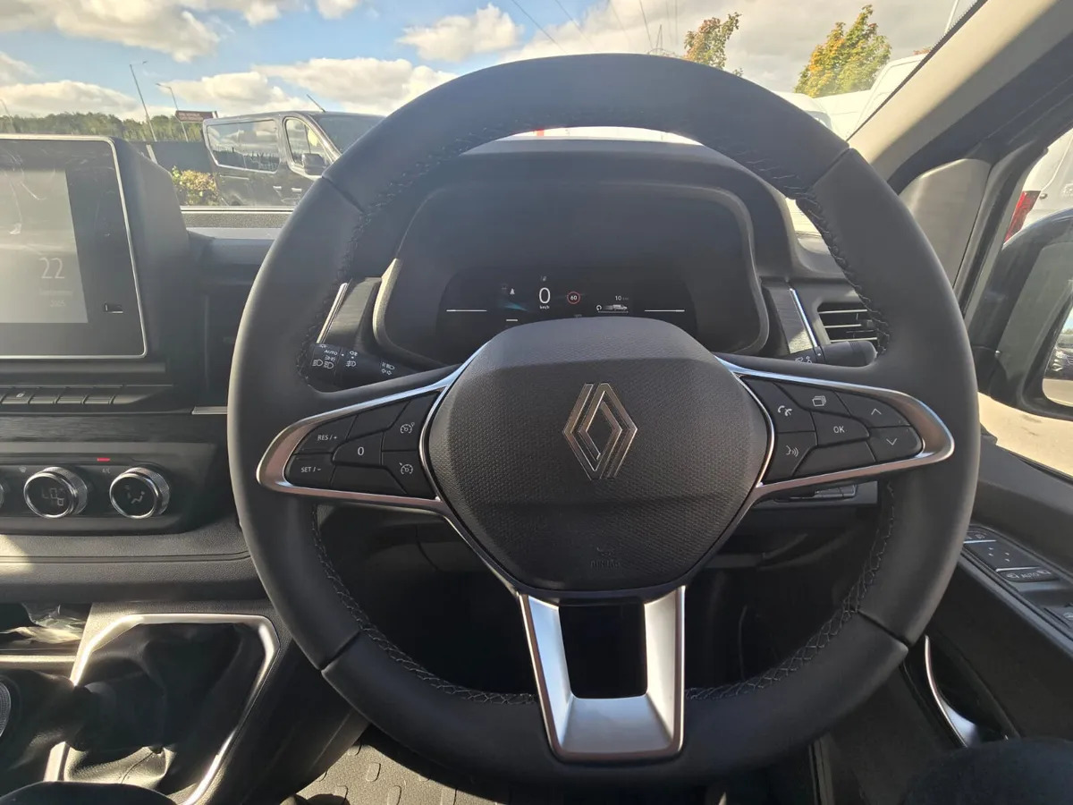 Novu Furgon NEW Renault Trafic Exclusive 170BHP/150BHP Manual Black: slika 13