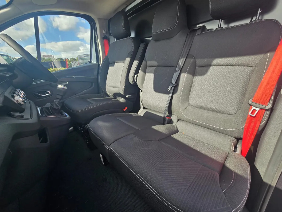Novu Furgon NEW Renault Trafic Exclusive 170BHP/150BHP Manual Black: slika 9