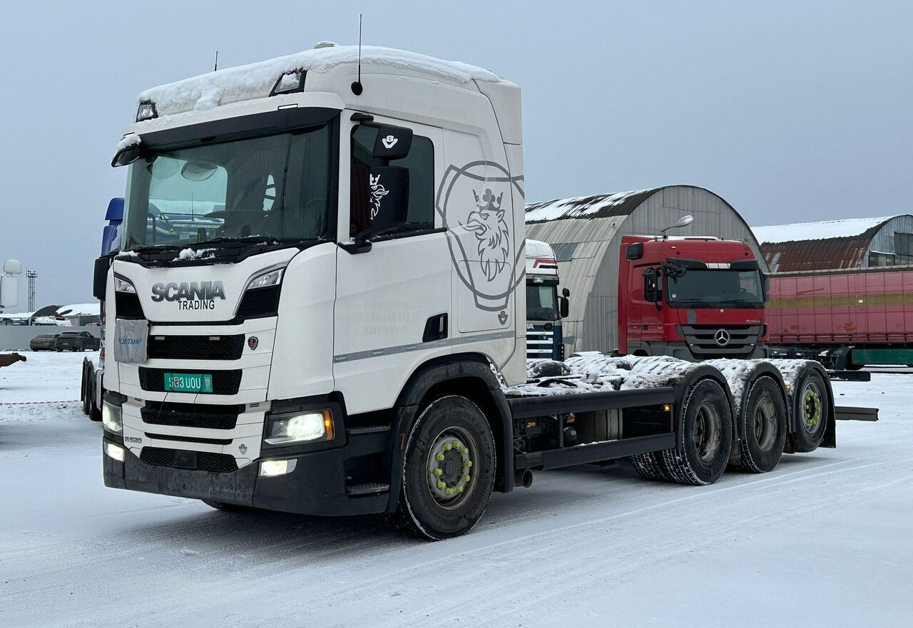 Scania R520 8x4 ADR - Kamion sa golom šasijom i zatvorenom kabinom: slika 1 Scania R520 8x4 ADR - Kamion sa golom šasijom i zatvorenom kabinom: slika 1