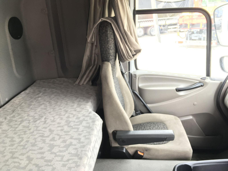 DAF CF 65.220 - Kamion sa golom šasijom i zatvorenom kabinom: slika 4 DAF CF 65.220 - Kamion sa golom šasijom i zatvorenom kabinom: slika 4