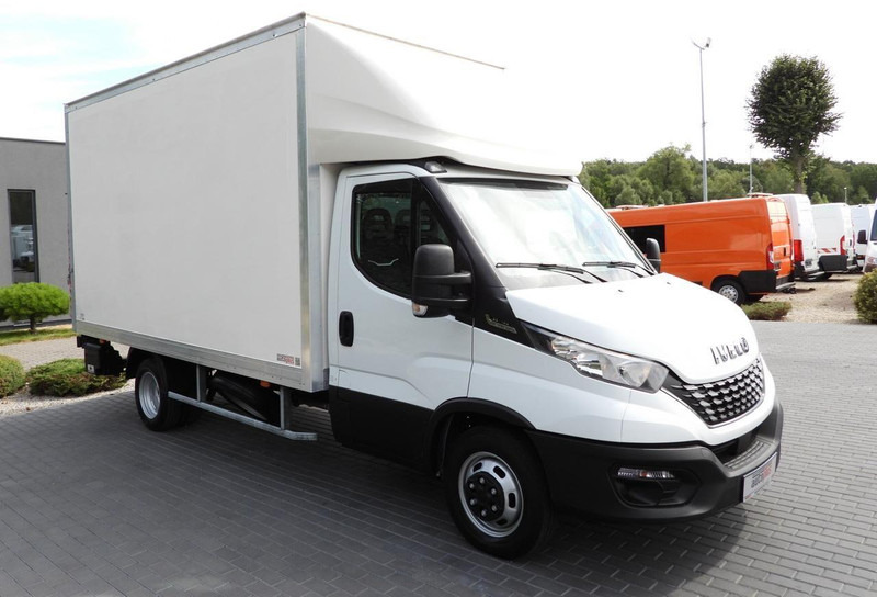 Iveco DAILY 35C16 KONTENER WINDA 8 PALET TEMPOMAT AUTOMAT HI-MATIC BLI - Dostavno vozilo sa zatvorenim sandukom: slika 4 Iveco DAILY 35C16 KONTENER WINDA 8 PALET TEMPOMAT AUTOMAT HI-MATIC BLI - Dostavno vozilo sa zatvorenim sandukom: slika 4