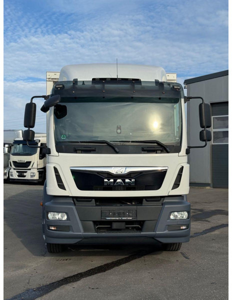 MAN TGM 18.290 L Beverage Truck + Tail Lift - Kamion sa zatvorenim sandukom: slika 3 MAN TGM 18.290 L Beverage Truck + Tail Lift - Kamion sa zatvorenim sandukom: slika 3