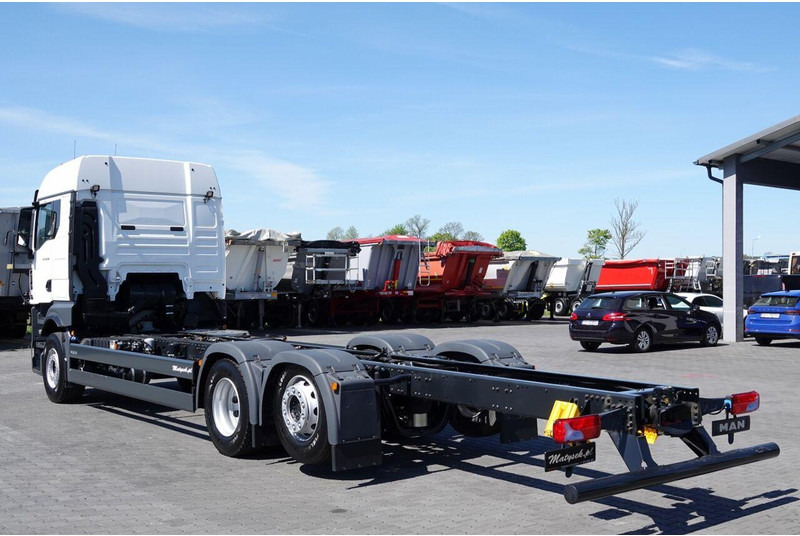 MAN TGX 26.520 / 6x2 / RAMA DŁ. 9,1M / OŚ PODNOSZONA / SKRĘTNA / DO - Kamion sa golom šasijom i zatvorenom kabinom: slika 4 MAN TGX 26.520 / 6x2 / RAMA DŁ. 9,1M / OŚ PODNOSZONA / SKRĘTNA / DO - Kamion sa golom šasijom i zatvorenom kabinom: slika 4