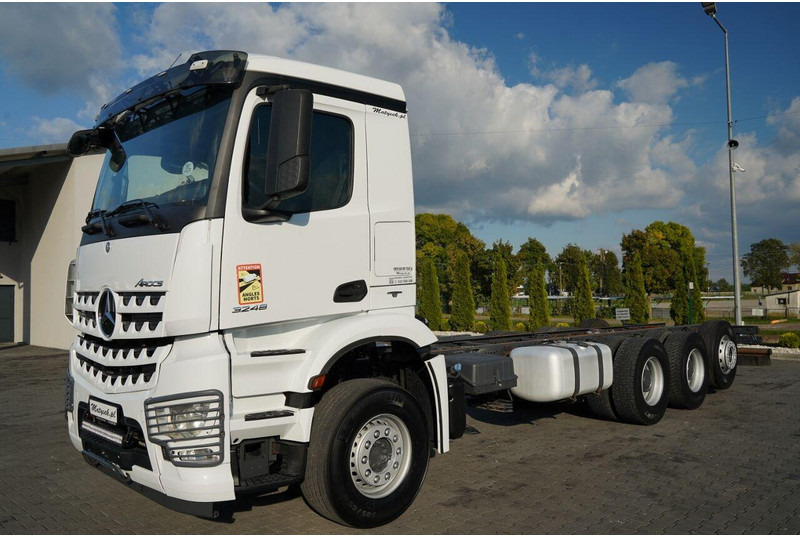 Mercedes-Benz AROCS 3248 / 8X4 / TRIDEM / RAMA POD ZABUDOWE 8 M / OŚ SKRETNA I - Kamion sa golom šasijom i zatvorenom kabinom: slika 4 Mercedes-Benz AROCS 3248 / 8X4 / TRIDEM / RAMA POD ZABUDOWE 8 M / OŚ SKRETNA I - Kamion sa golom šasijom i zatvorenom kabinom: slika 4