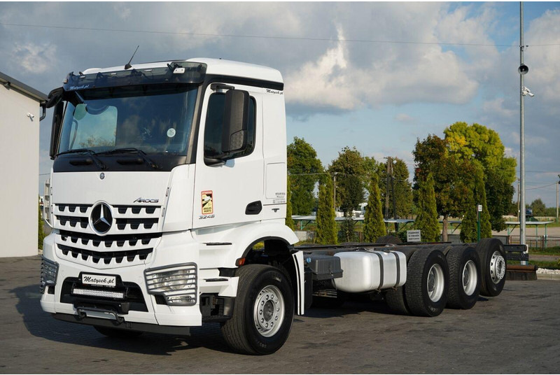 Mercedes-Benz AROCS 3248 / 8X4 / TRIDEM / RAMA POD ZABUDOWE 8 M / OŚ SKRETNA I - Kamion sa golom šasijom i zatvorenom kabinom: slika 3 Mercedes-Benz AROCS 3248 / 8X4 / TRIDEM / RAMA POD ZABUDOWE 8 M / OŚ SKRETNA I - Kamion sa golom šasijom i zatvorenom kabinom: slika 3