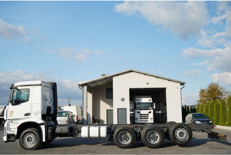 Mercedes-Benz AROCS 3248 / 8X4 / TRIDEM / RAMA POD ZABUDOWE 8 M / OŚ SKRETNA I - Kamion sa golom šasijom i zatvorenom kabinom: slika 5 Mercedes-Benz AROCS 3248 / 8X4 / TRIDEM / RAMA POD ZABUDOWE 8 M / OŚ SKRETNA I - Kamion sa golom šasijom i zatvorenom kabinom: slika 5