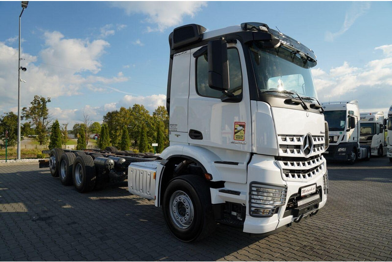 Mercedes-Benz AROCS 3248 / 8X4 / TRIDEM / RAMA POD ZABUDOWE 8 M / OŚ SKRETNA I - Kamion sa golom šasijom i zatvorenom kabinom: slika 2 Mercedes-Benz AROCS 3248 / 8X4 / TRIDEM / RAMA POD ZABUDOWE 8 M / OŚ SKRETNA I - Kamion sa golom šasijom i zatvorenom kabinom: slika 2