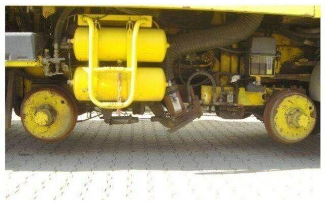 Mercedes-Benz SK 1820 4x2 Schienenreinigungs Kehrmaschine RAIL - Autočistilica: slika 2 Mercedes-Benz SK 1820 4x2 Schienenreinigungs Kehrmaschine RAIL - Autočistilica: slika 2