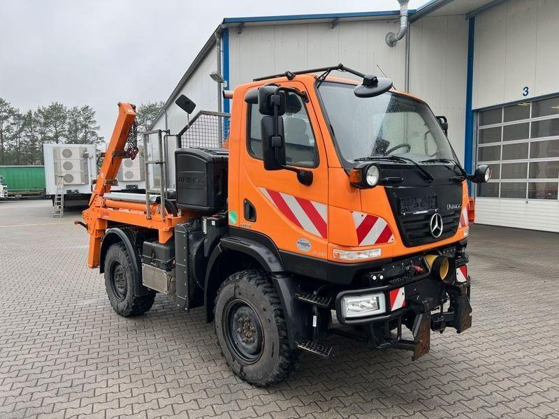 Mercedes-Benz Unimog U 20 4x4 Skip loader - Kamion za utovaranje kontejnera: slika 1 Mercedes-Benz Unimog U 20 4x4 Skip loader - Kamion za utovaranje kontejnera: slika 1