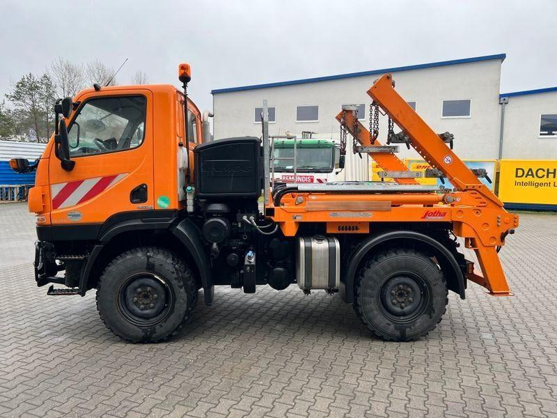 Mercedes-Benz Unimog U 20 4x4 Skip loader - Kamion za utovaranje kontejnera: slika 4 Mercedes-Benz Unimog U 20 4x4 Skip loader - Kamion za utovaranje kontejnera: slika 4