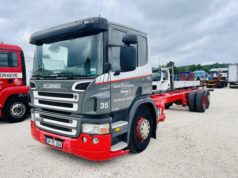 Scania P R 270 - Kamion sa golom šasijom i zatvorenom kabinom: slika 1 Scania P R 270 - Kamion sa golom šasijom i zatvorenom kabinom: slika 1