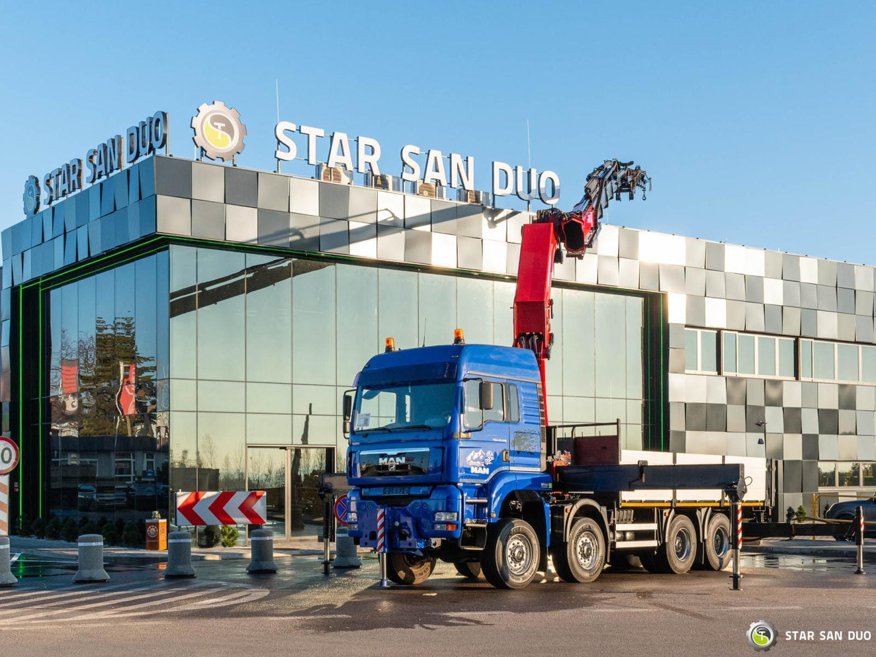 - Kamion sa dizalicom: slika 2 - Kamion sa dizalicom: slika 2