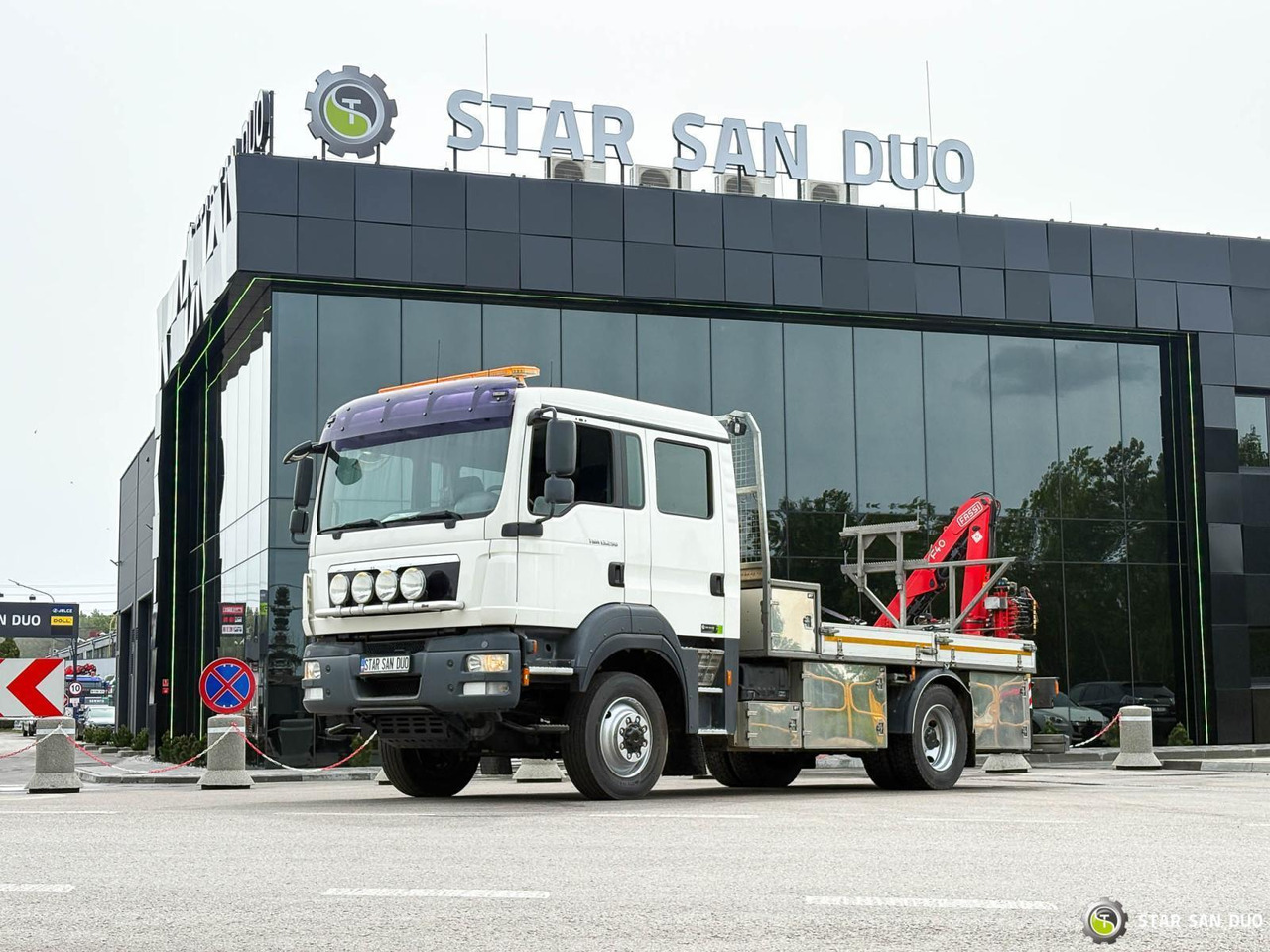 - Kamion sa dizalicom: slika 2 - Kamion sa dizalicom: slika 2