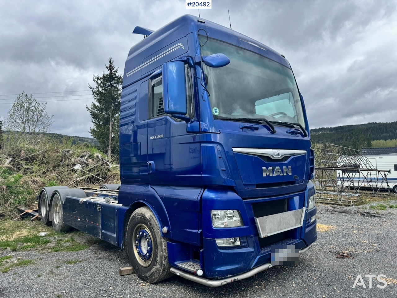 Kamion sa golom šasijom i zatvorenom kabinom MAN TGX 33.560: slika 6