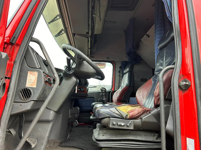 Interior photo 1:  Lizing Volvo NH 12.460 4X2 460PK Globetrotter/ Manuel Gearbox / NL Truck Volvo NH 12.460 4X2 460PK Globetrotter/ Manuel Gearbox / NL Truck