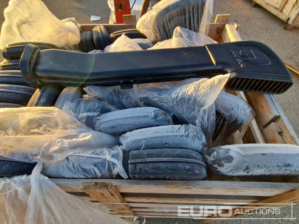 Pallet of Assorted Air Intake Components for Ausa - Građevinska oprema: slika 5 Pallet of Assorted Air Intake Components for Ausa - Građevinska oprema: slika 5