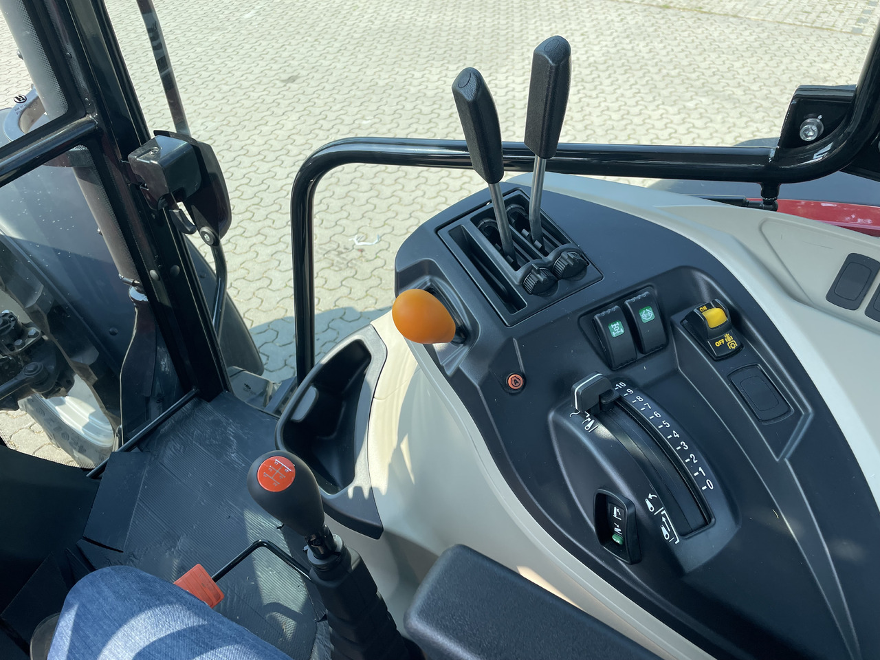 Massey Ferguson 5712M 4WD Cab Essential - Traktor: slika 2 Massey Ferguson 5712M 4WD Cab Essential - Traktor: slika 2
