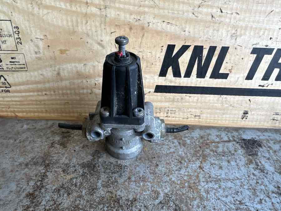 MAN 2,5 BAR VALVE 81.52101-6294 - Kočioni ventil za Kamion: slika 1 MAN 2,5 BAR VALVE 81.52101-6294 - Kočioni ventil za Kamion: slika 1